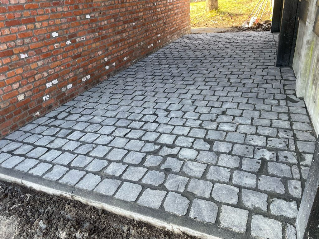 Ambachtelijk terras natuursteen (Rijsbergen)