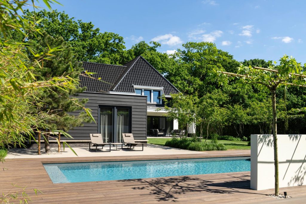 Zwembad met terras bij een woning, uitgevoerd door Creatieve Werken
