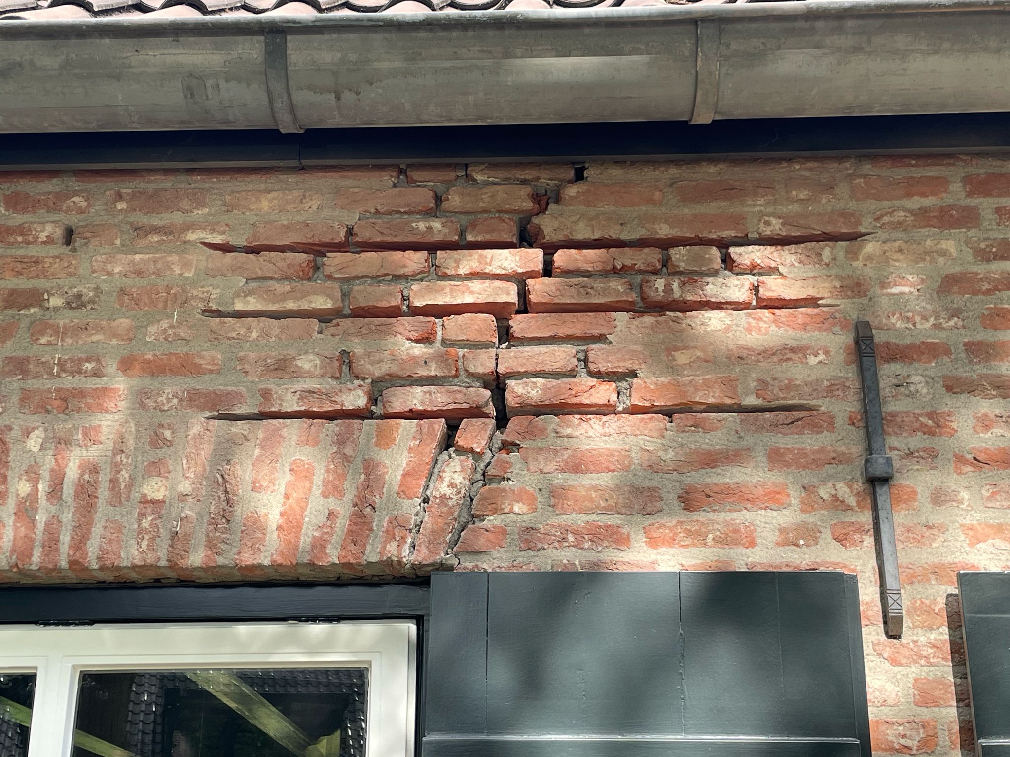 Scheurherstel en steenreparatie langgevelboerderij (Etten-Leur) * — afbeelding 2