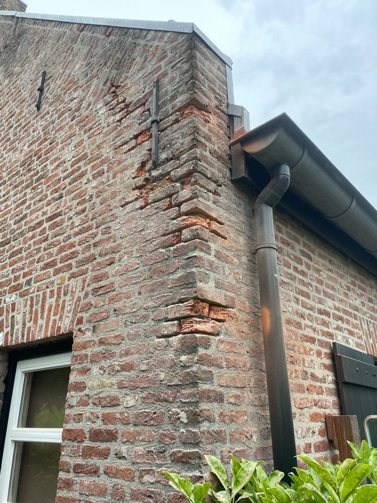 Scheurherstel en steenreparatie langgevelboerderij (Etten-Leur) *