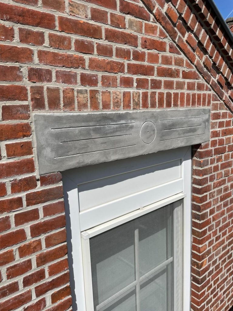 Aanbrengen cementgebonden bovenlijst voorgevel (Rijsbergen) *