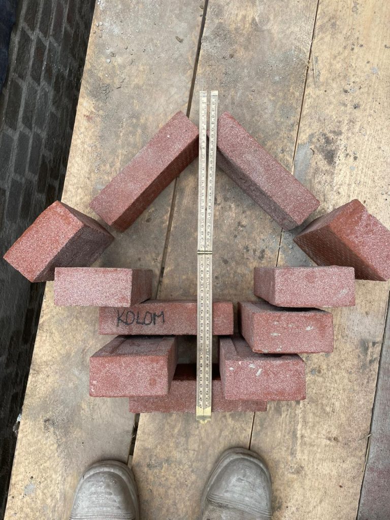 Ontwerp en uitvoering van kloostermuur Pastoriewoning (Wernhout) *