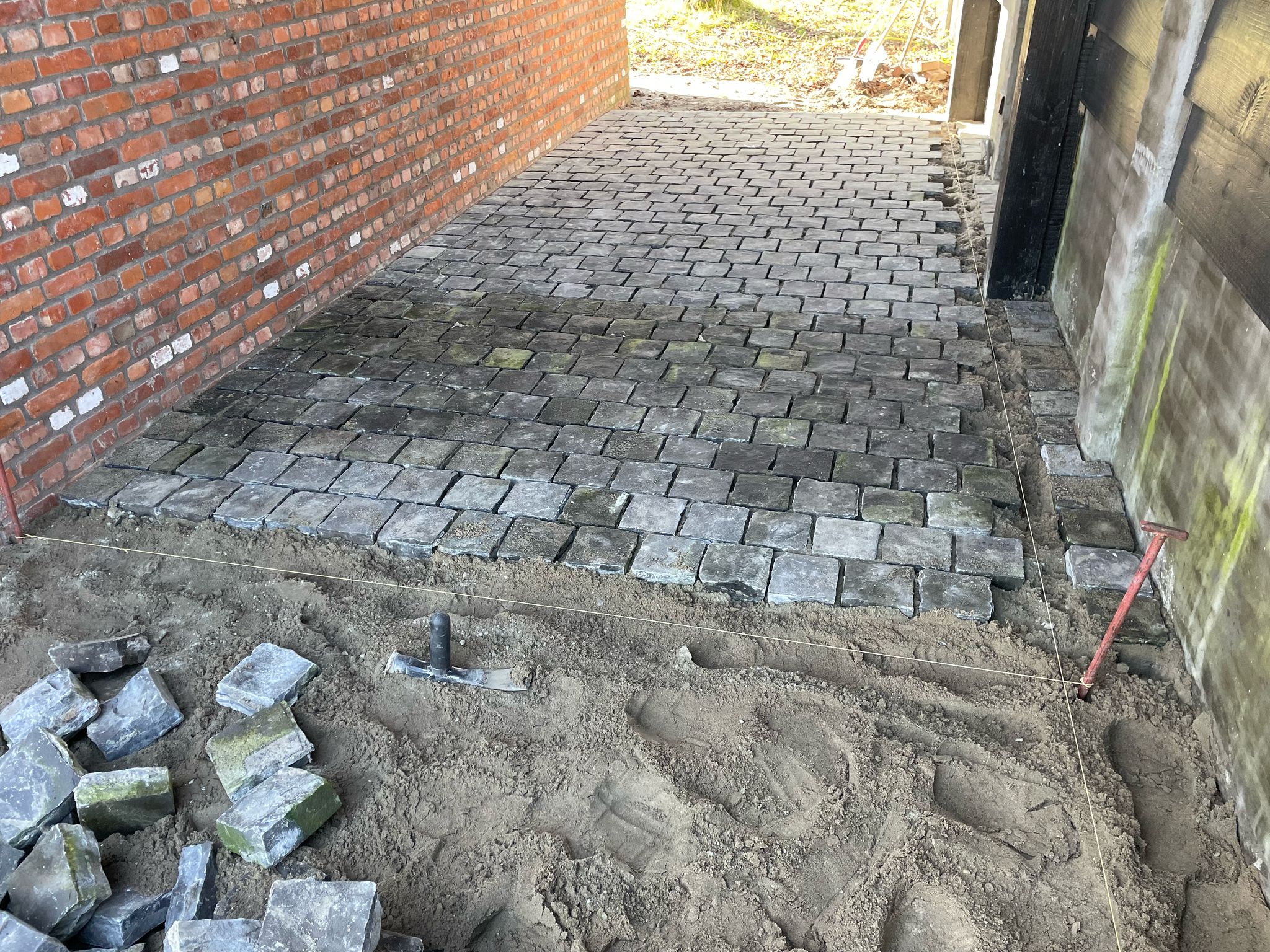 Ambachtelijk terras natuursteen (Rijsbergen) — afbeelding 3